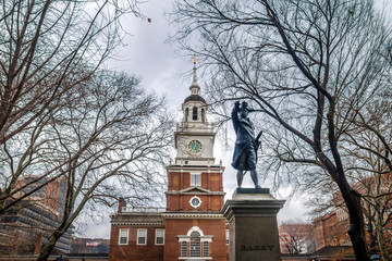 Independence Hall and John Barry statue - Philadelphia, Pennsylvania, USA © diegograndi