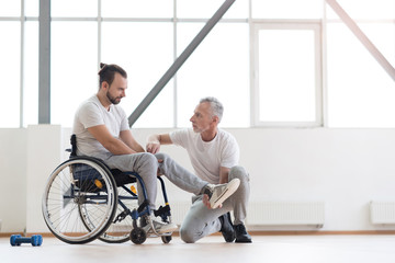 Serious physical therapist providing a healthcare class to the patient