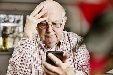 Senior mit einem Smartphone