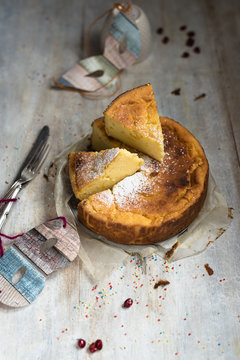 torta di semolino, tipica specialit&agrave; italiana di carnevale