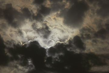 Cielo nuvole e giochi di luce