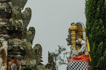 bunte figuren von tempel in bali