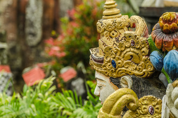 bunte statuen in tempel detail
