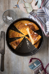 tradizione italiana di carnevale: torta di semolino affettata, maschere e coltello. Vista dall'alto con fuoco sulla torta