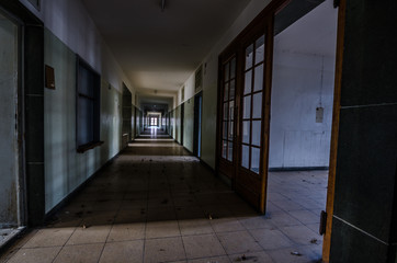 langer korridor in verlassener kaserne