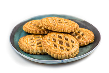 Apfelkuchen auf Teller blau
