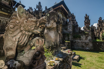 statue pura beji tempel