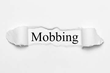 Mobbing auf weißen gerissenen Papier