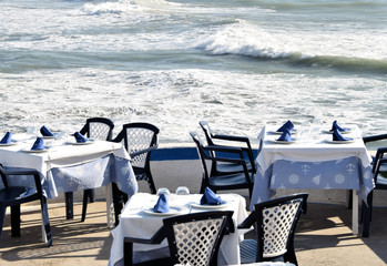 Almuerzo relajante.
Mesas preparadas para el almuerzo junto al mar
