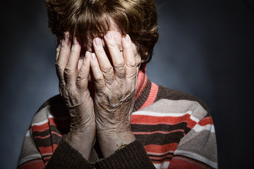 Seniorin hält sich Hände vors Gesicht, Depression, Demenz, Alzheimer