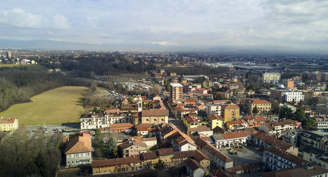 Limbiate vista aerea, Comune di Limbiate, chiesa, abitazioni strade e vie del centro. Italia