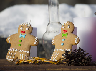 Two cookie men lie on a wooden crate