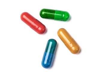 Close up de Pildoras y medicinas sobre fondo blanco