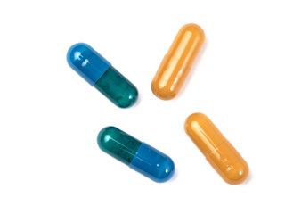 Pildoras medicinales sobre fondo blanco