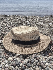 Fototapeta na wymiar hat on a pebbly beach