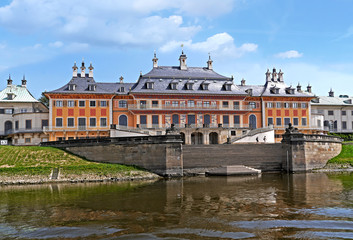 Fototapeta na wymiar Idyllisches Schloss Pillnitz mit Parkanlage, Dresden 