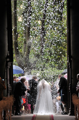 Sposi scozzesi che escono dalla chiesa