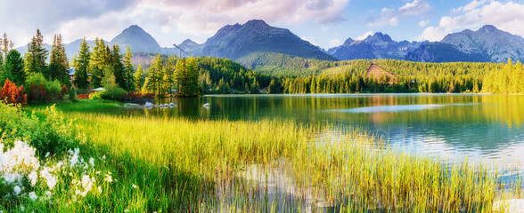 Majestätischer Bergsee im Nationalpark Hohe Tatra. Strbske ples © standret