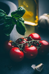 Tomaten mit Basilikum Öl und Knoblauch