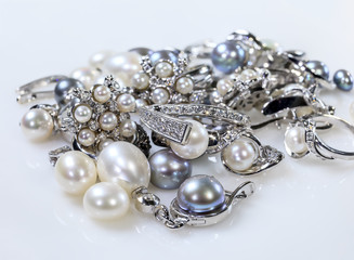 Rings and earrings with pearls