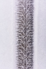 Reifenspur im Schnee