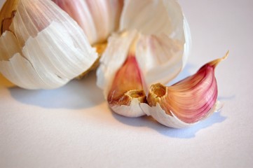 detail of garlic clove on white background - 136598806