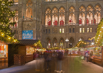 Fototapeta na wymiar VIENNA, AUSTRIA - DECEMBER 19, 2014: The town-hall or Rathaus and christmas market on the Rathausplatz square.