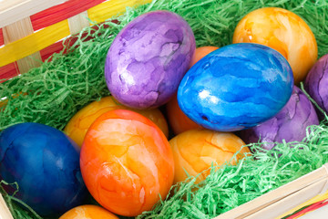 Bunte Ostereier im Korb