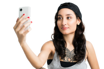 attraktive junge Frau macht Selfie von sich