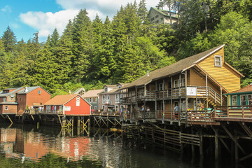 Obraz premium Suspended houses above a small river from Skagway, Alaska