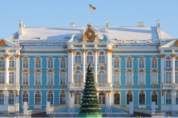 Obraz premium The facade of the Catherine Palace with Christmas tree in front. St. Petersburg. Russia