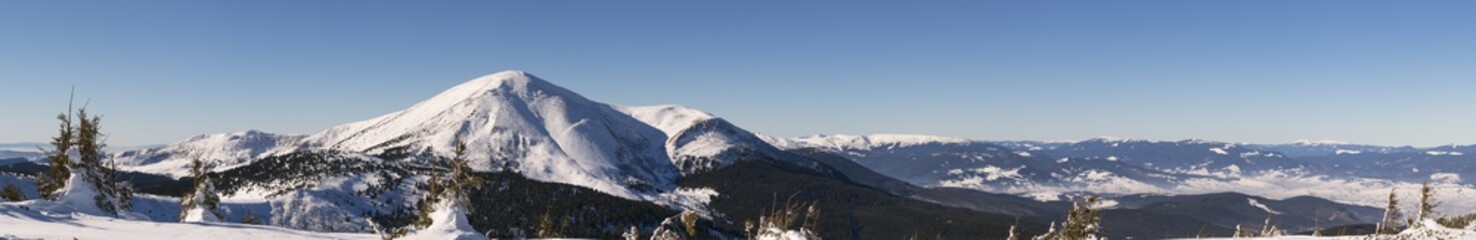 Obraz premium View of Petros peak in the Carpathian mountains; Panorama of the