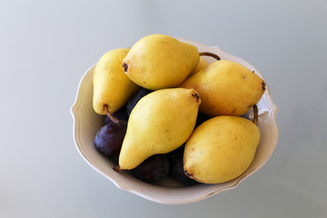 Yellow pears in round plaet