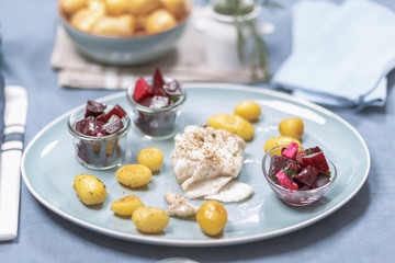 Gebratenes Kabeljaufilet mit Röstkartoffeln und Rote Beet Salat