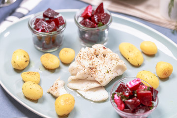 Gebratenes Kabeljaufilet mit Röstkartoffeln und Rote Beete Salat