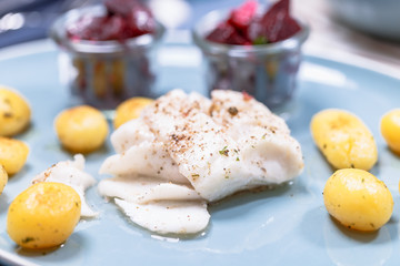 Gebratenes Kabeljaufilet mit Röstkartoffeln und Rote Beet Salat