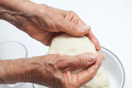 Colombian arepa dough preparation: flatten the dough balls a bit with your hands to form the arepa typical shape
