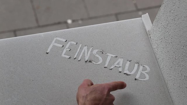 Feinstaub, Ablagerung, Fensterbank, Wohnhaus, Stra&szlig;enverkehre, Hauptstra&szlig;e, K&ouml;ln, G&uuml;rtel
