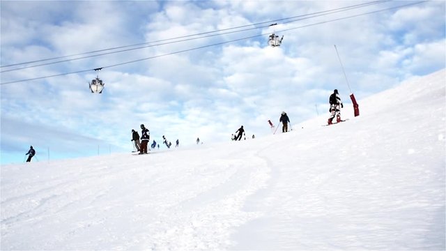 Skieurs sur Pistes 1080 100fps Slowmotion