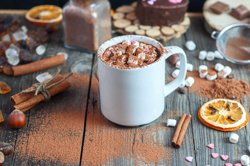 Cup with beve and marshmallow sprinkled with cocoa powder