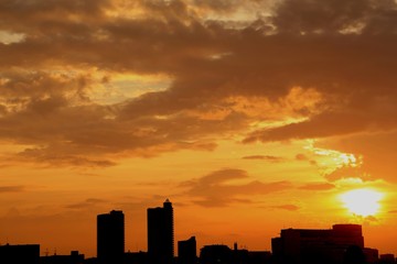 都会の日没風景