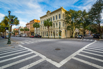 Fototapeta premium Skrzyżowanie i budynki wzdłuż Broad Street w Charleston, So