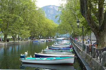 Naklejka premium Małe łódki na wodzie w Annenc