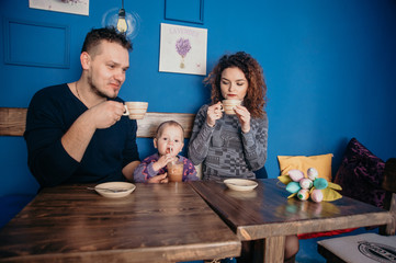Naklejka premium Family in cafe
