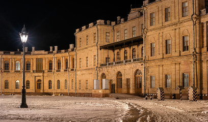 Obraz premium Gatchina Palace. Entrance to the right wing. Night Photography. Russia.