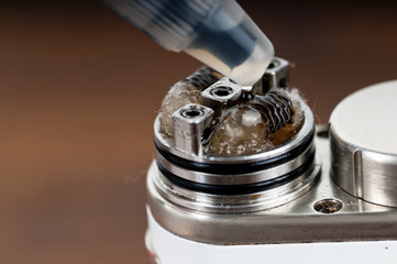 Applying liquid with nicotine in the coils on the RDA