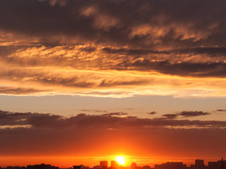 Obraz premium Dramatic sunset with bright Sun over skyline. Moscow, Russia. 