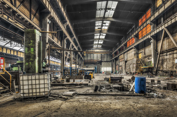 Large abandoned industrial hall - obrazy, fototapety, plakaty
