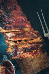 Delicious barbecued ribs seasoned with a spicy basting sauce