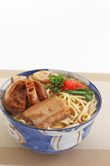 沖縄伝統の三枚肉そば
